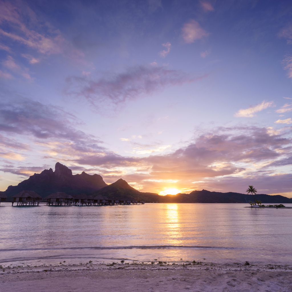 Сиреневый закат в небе над океаном, остров Бора-Бора.