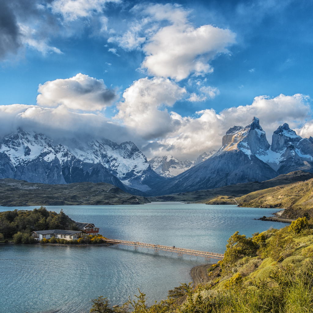 Горы под красивыми белыми облаками у озера в национальном парке Торрес-дель-Пайне, Чили