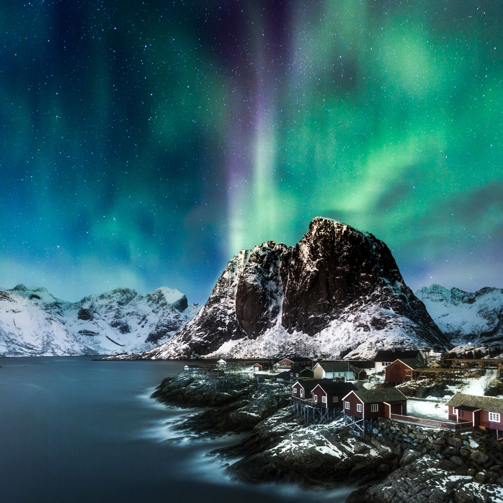 Северное сияние над заснеженными горами, Лофотенские острова. Норвегия