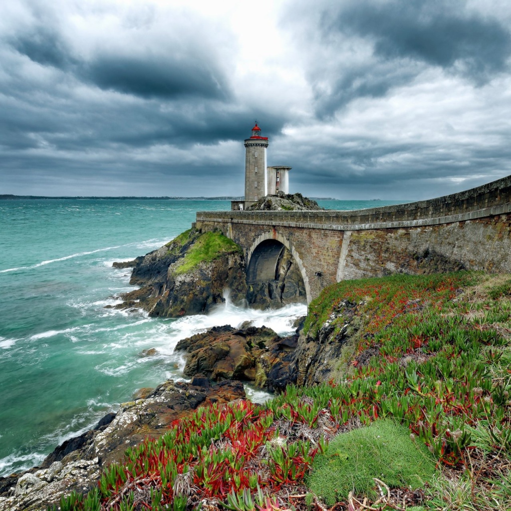 Старый маяк на берегу моря 