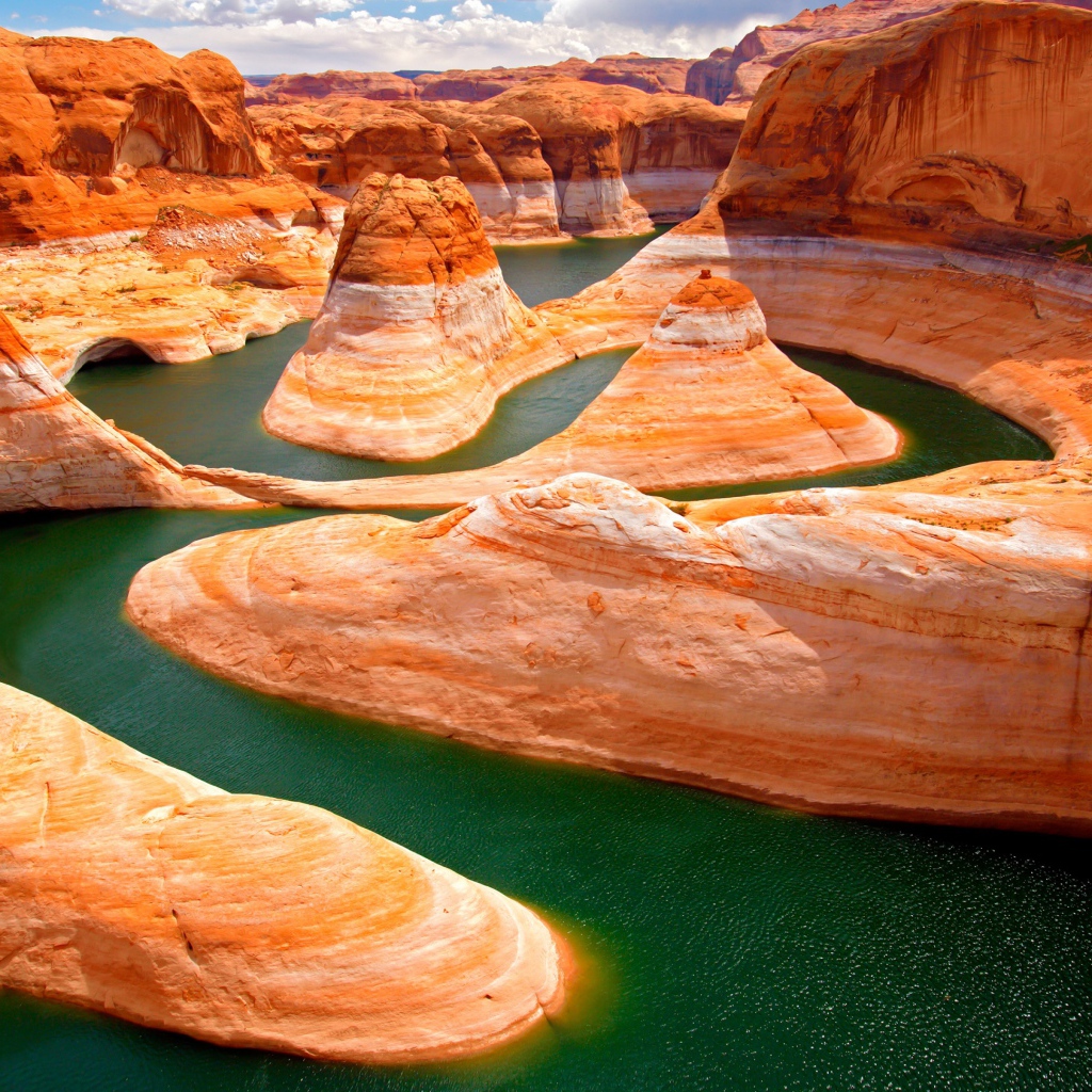 Живописный  Глен Каньон с зеленой водой озера Пауэл, штат Юта, США