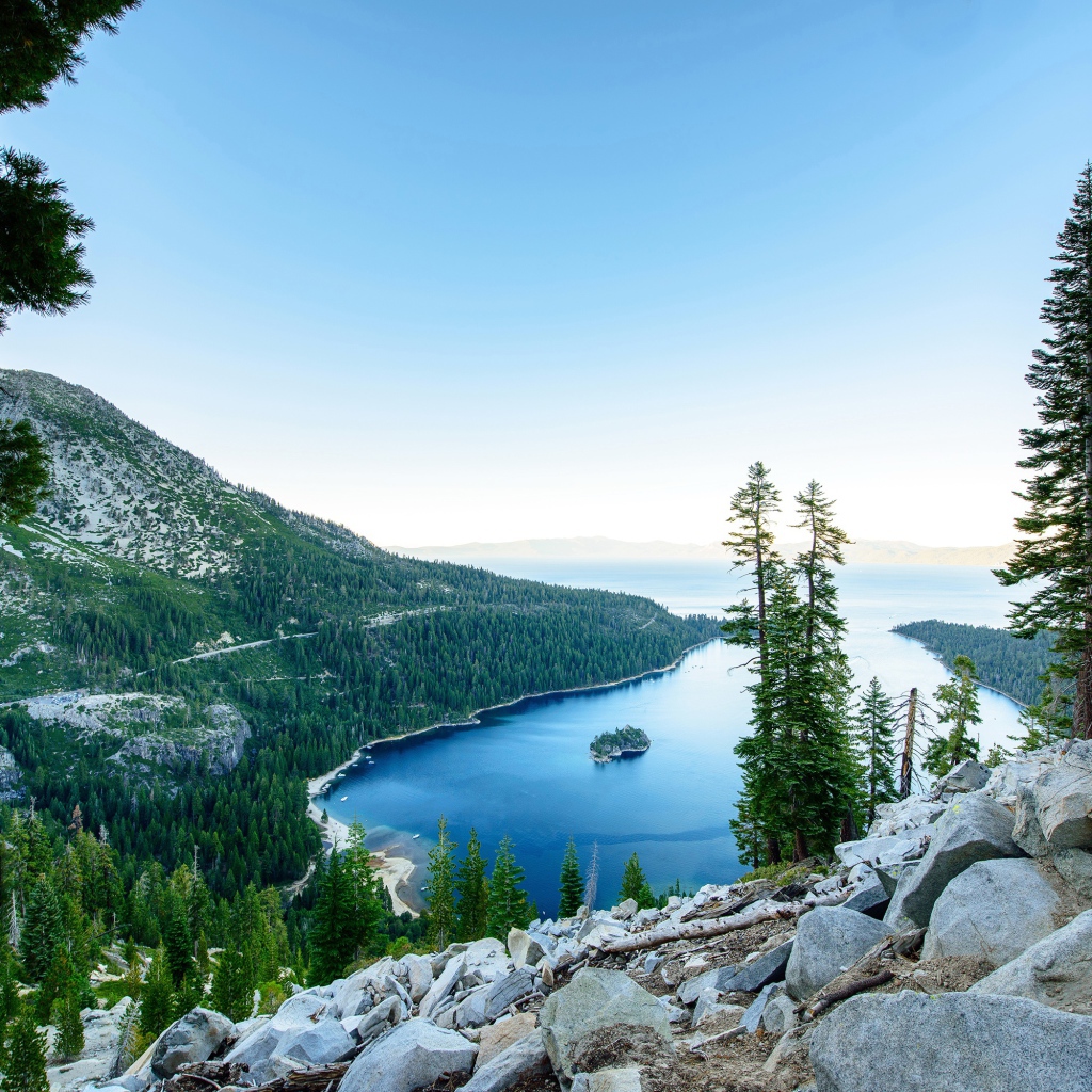 Живописная горная природа у голубого озера 