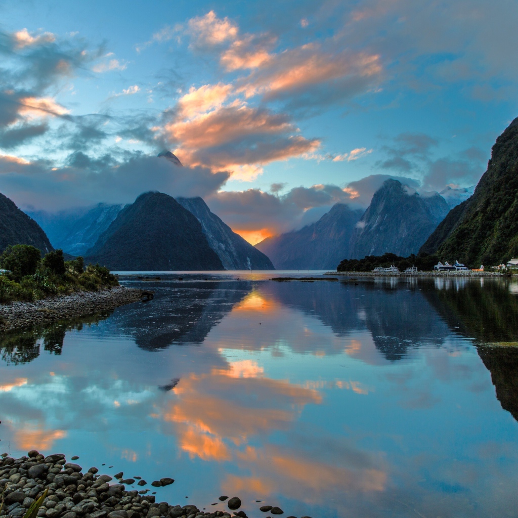 Живописный водный пейзаж  в Норвежском фьорде 