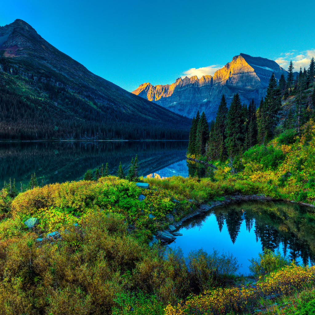 Чистое озеро у подножия гор 