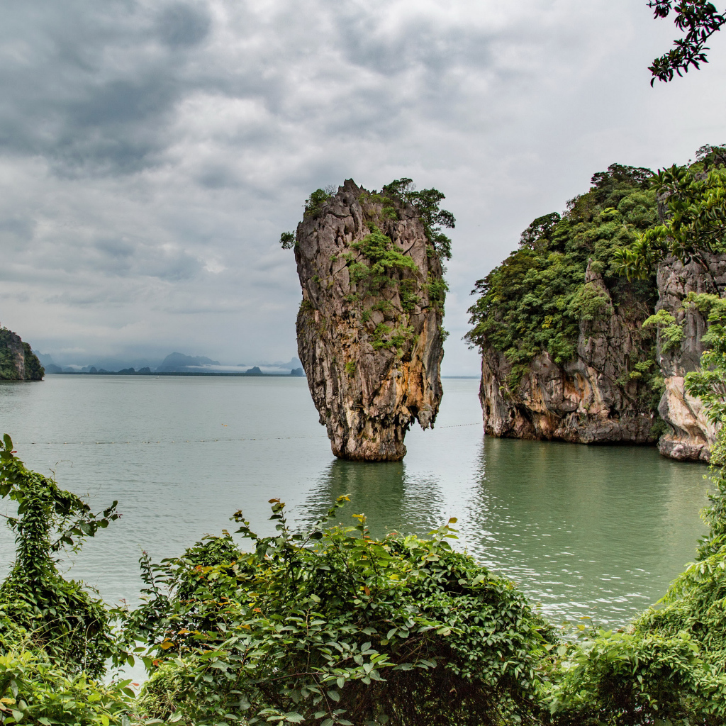 Скала в заливе в тропиках Таиланд