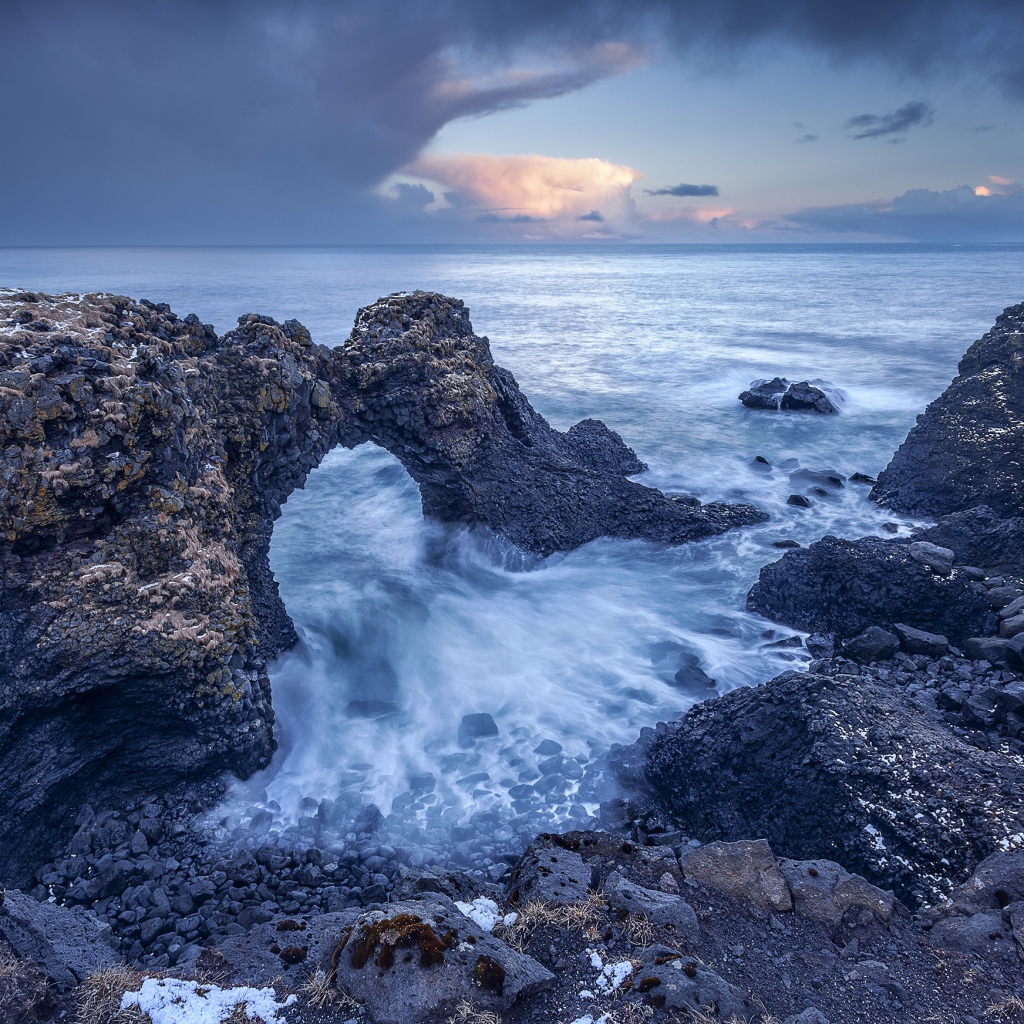 Скалы на берегу океана 
