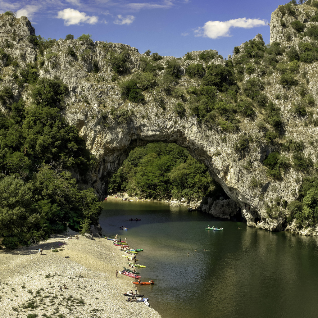 Скалистая арка над рекой во Франции 