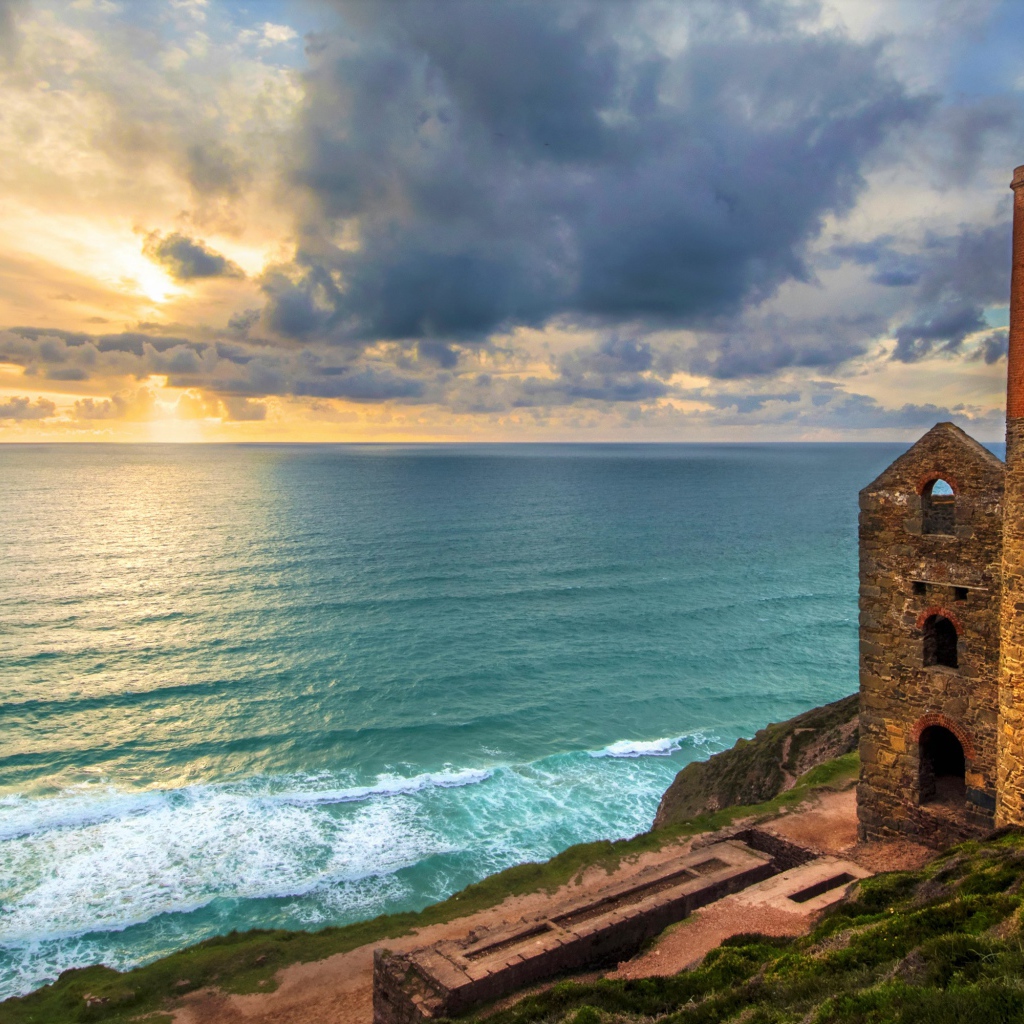 Руины здания на берегу океана под красивым  небом