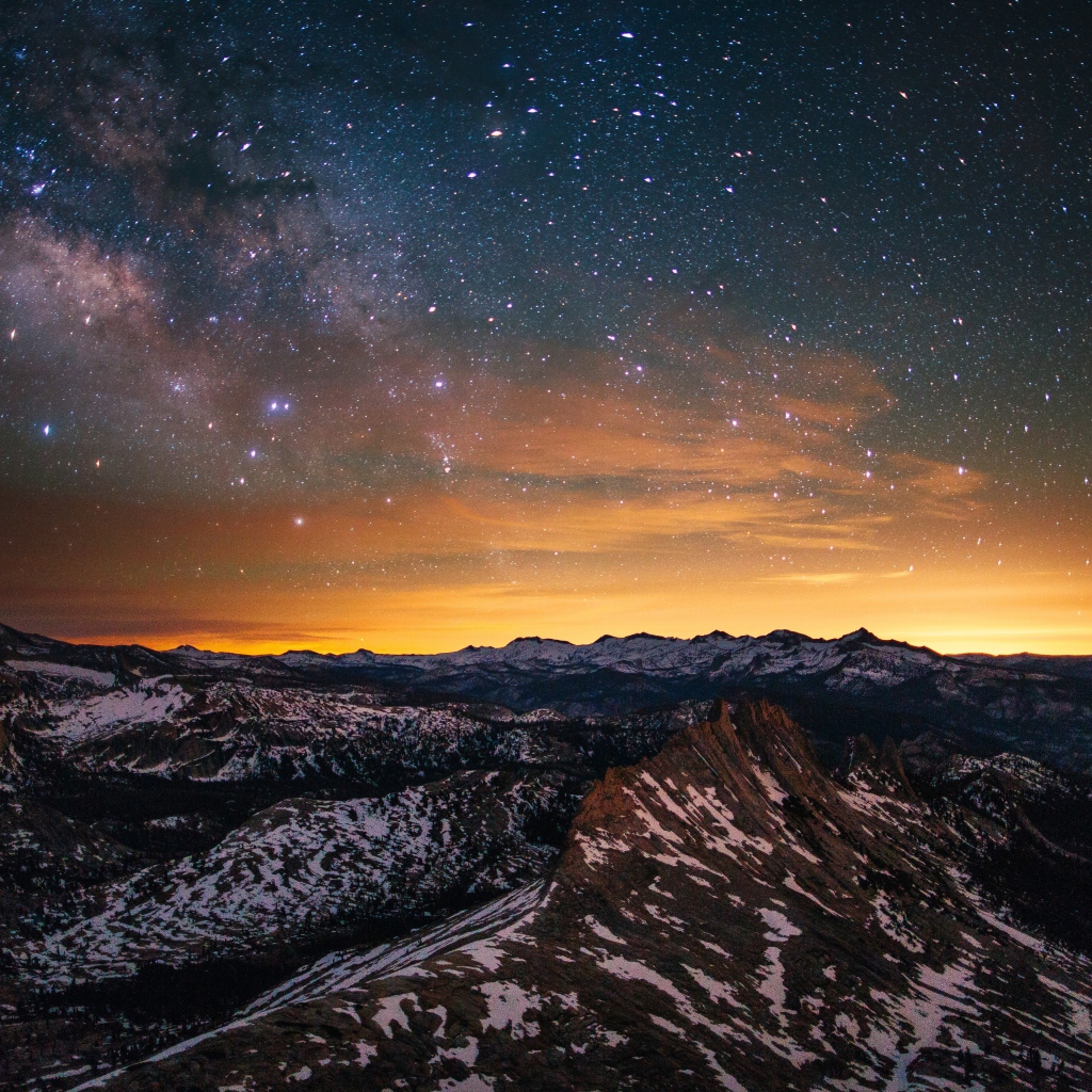 Звезды и млечный путь в небе над вершинами гор