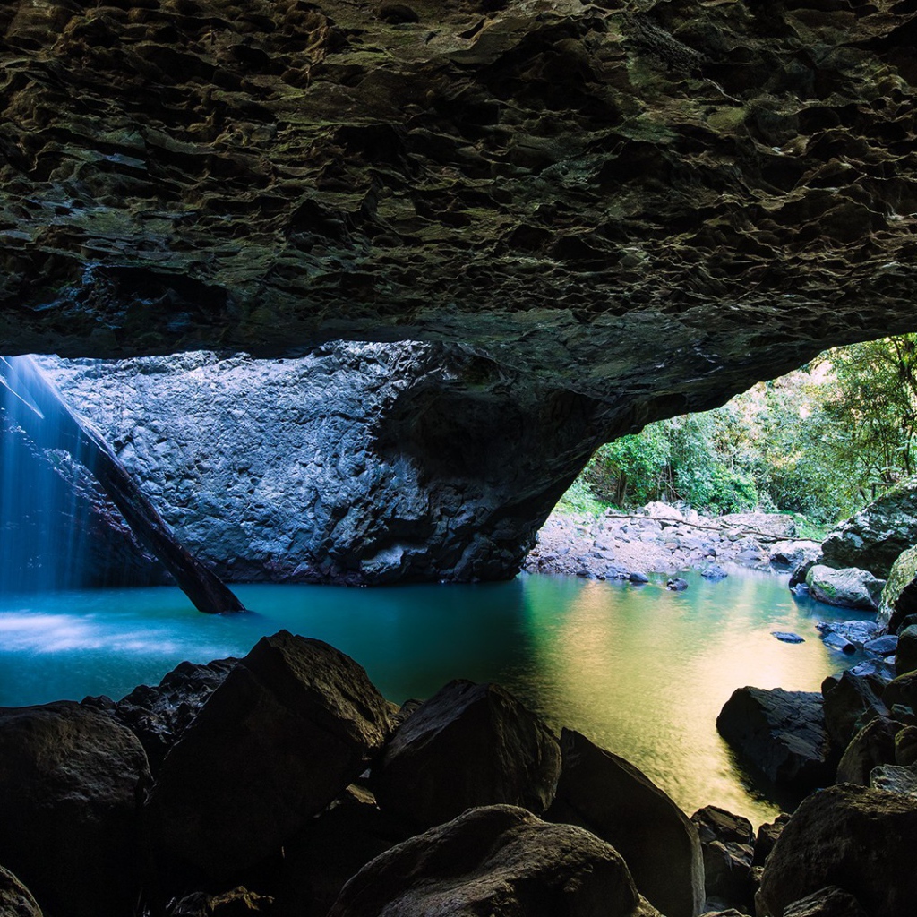 Солнечные лучи в подземном гроте 