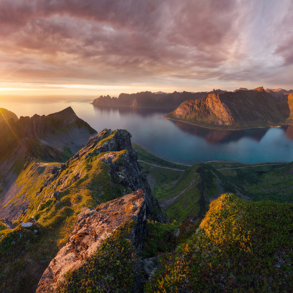 Восход солнца в красивом небе над покрытыми зеленью горами 
