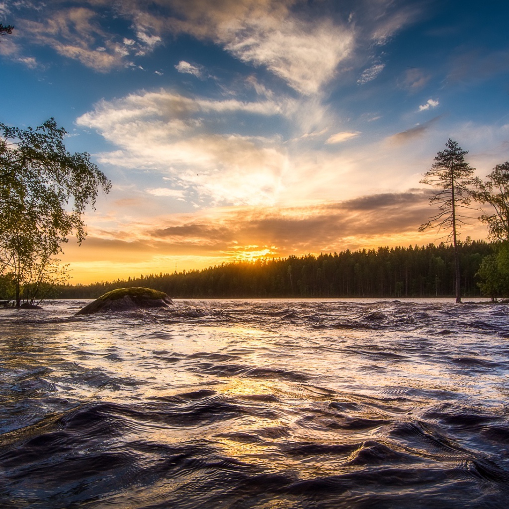 Восход летнего солнца над быстрой рекой