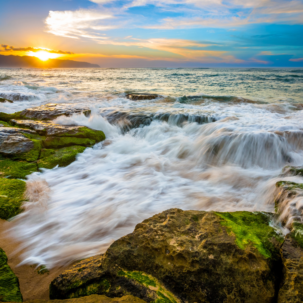Восход солнца на горизонте над океаном 