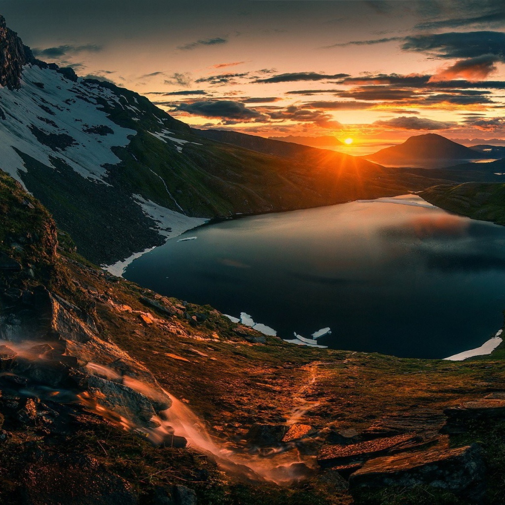 Восход солнца над озером у водопада 