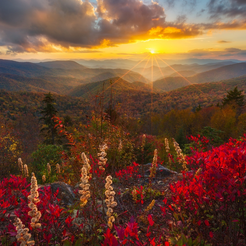 Закат солнца в небе над горным пейзажем