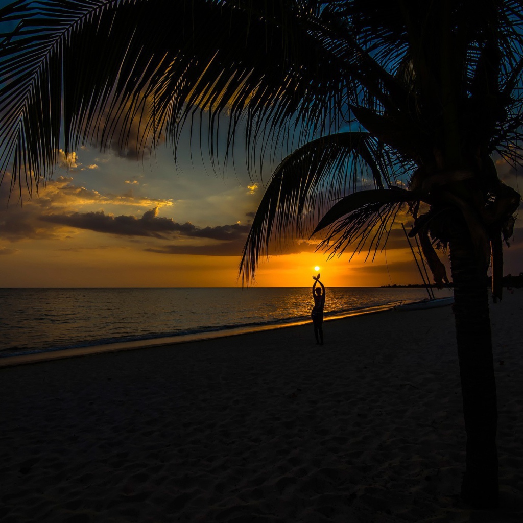 Закат солнца на тропическом пляже 