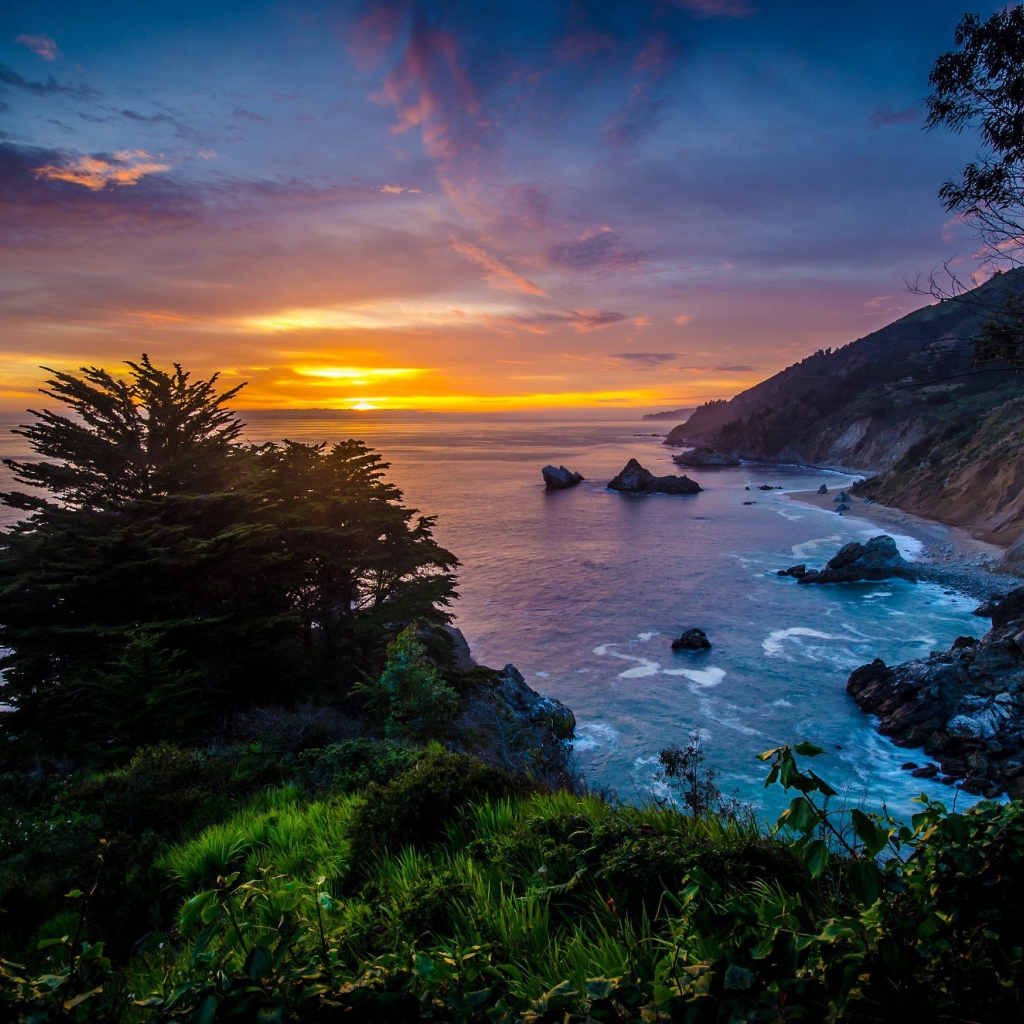 Закат солнца на горизонте над океаном 