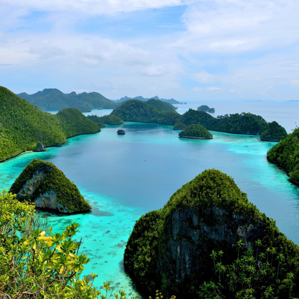 Лагуна с голубой чистой водой в тропиках 