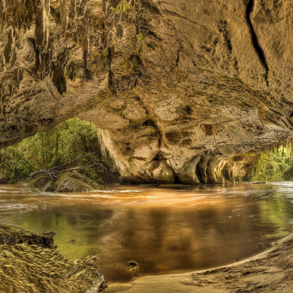 Река в каменном гроте,  Национальный парк Кахерейнджи. Новая Зеландия