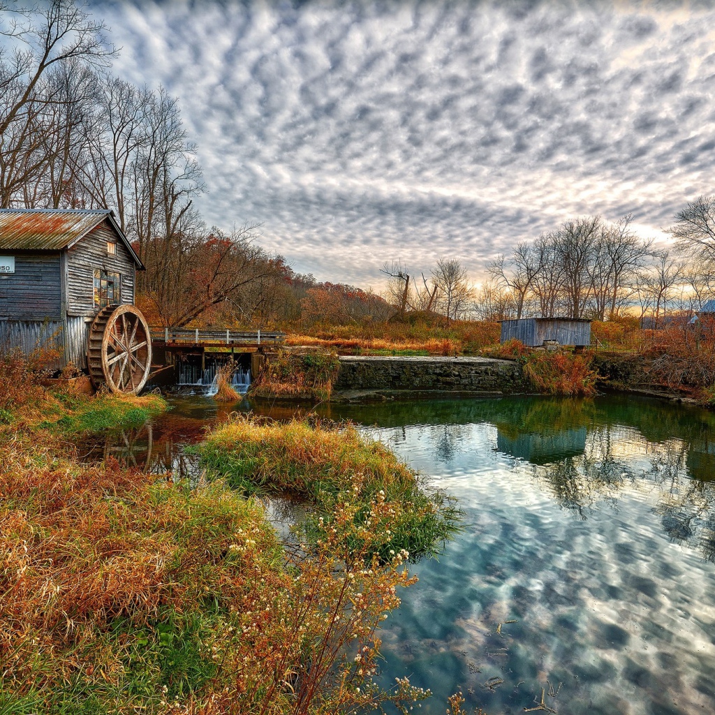 Небо отражается в пруду у водокачки 