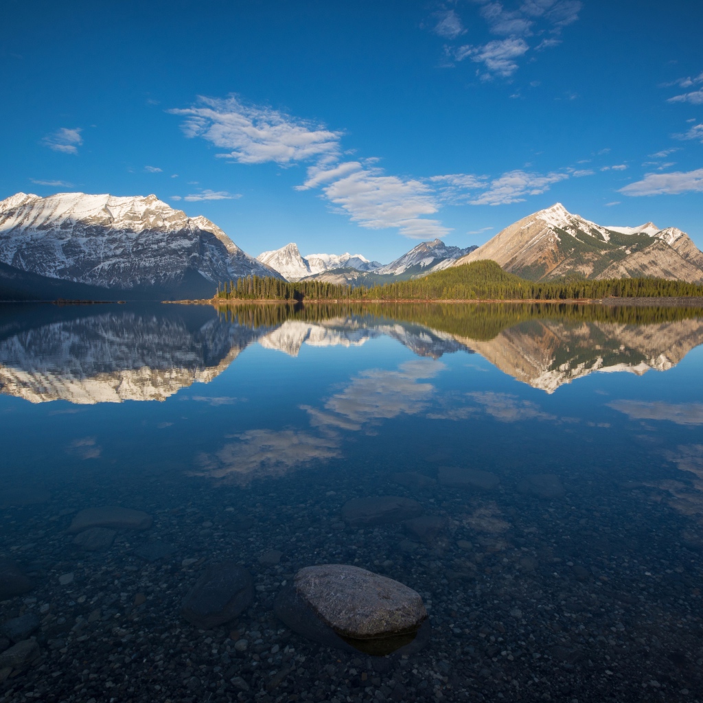 Небо отражается в воде у горного озера
