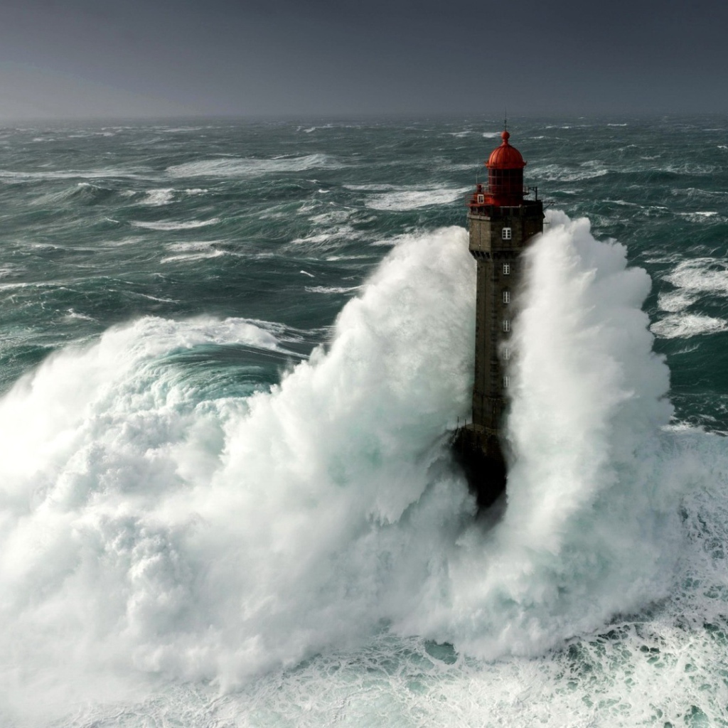 Бушующие волны окутывают маяк 