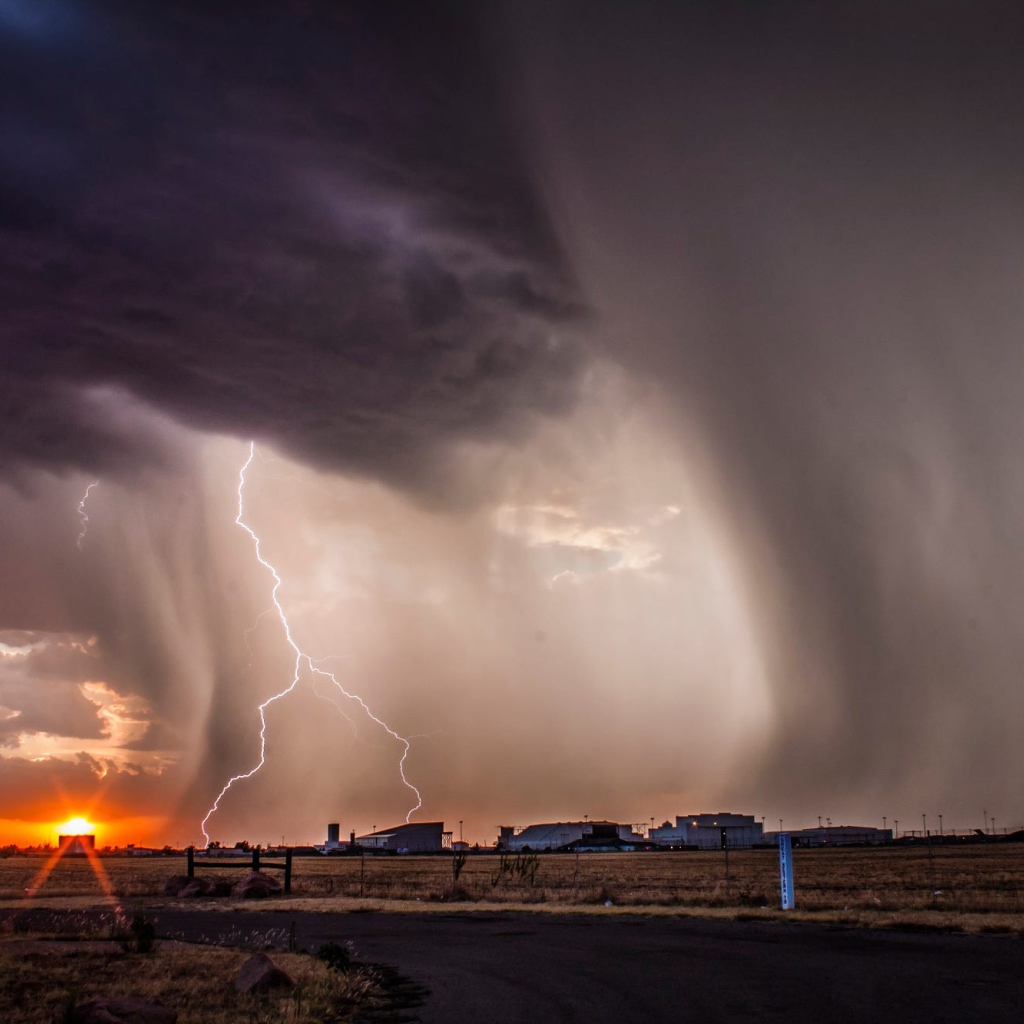 Гроза с молнией над фермой 