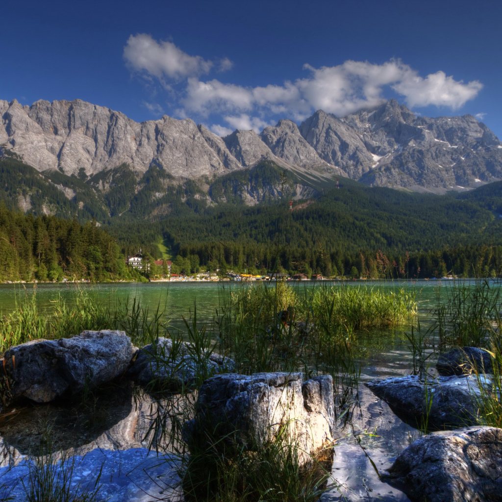 Вид на горы и озеро в живописном парке, Германия