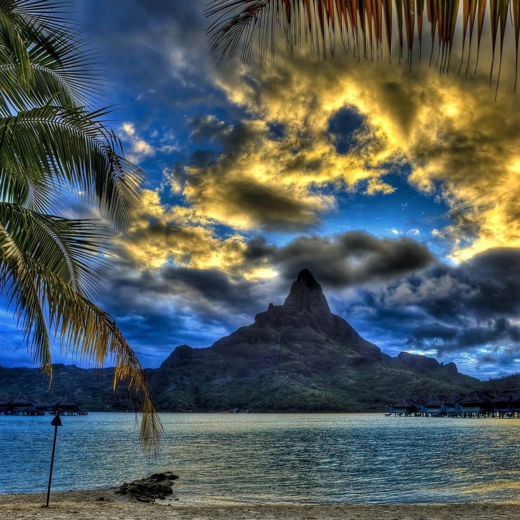 Вид на вершину горы под красивым небом на тропическом пляже