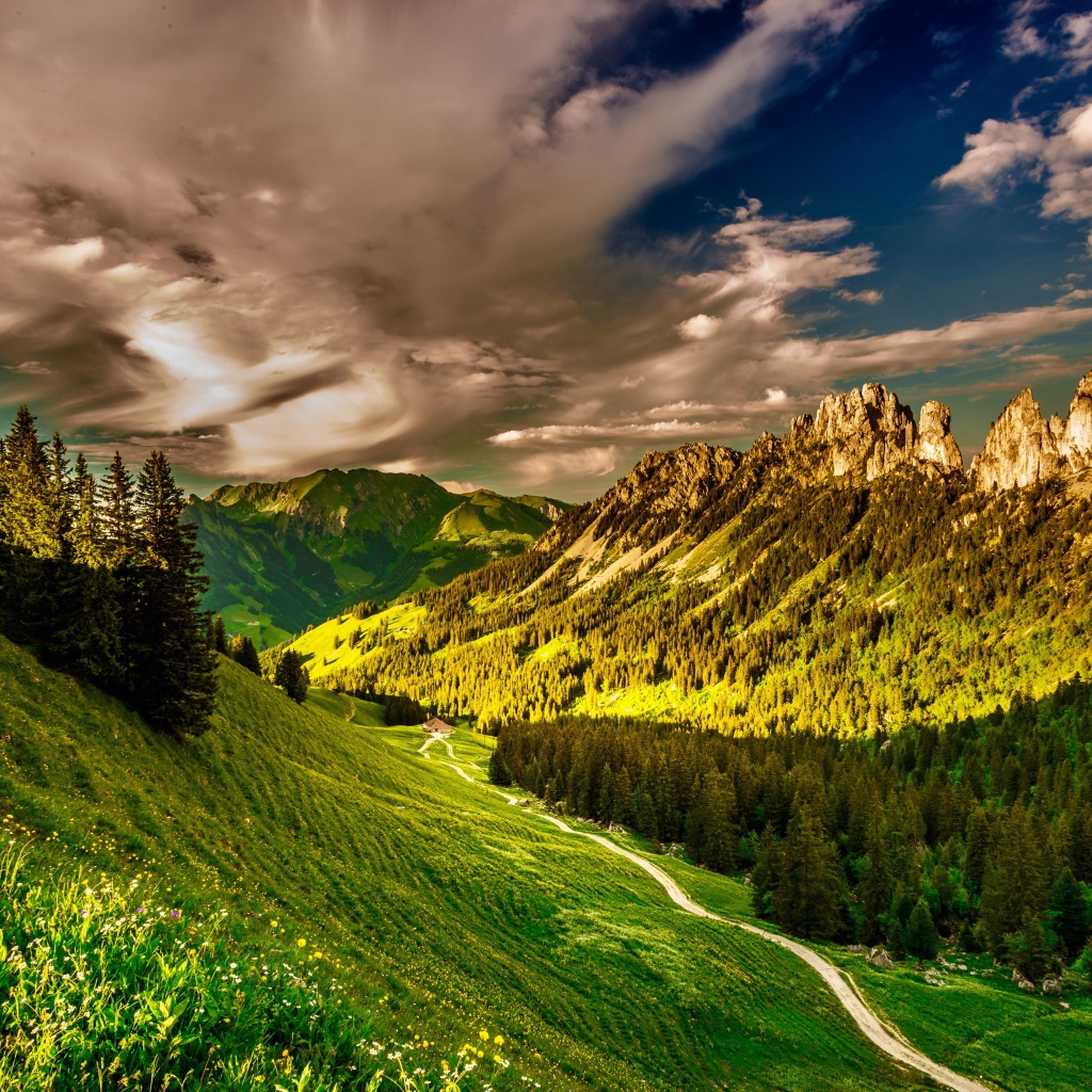 Белые облака над зеленой долиной в лучах солнца