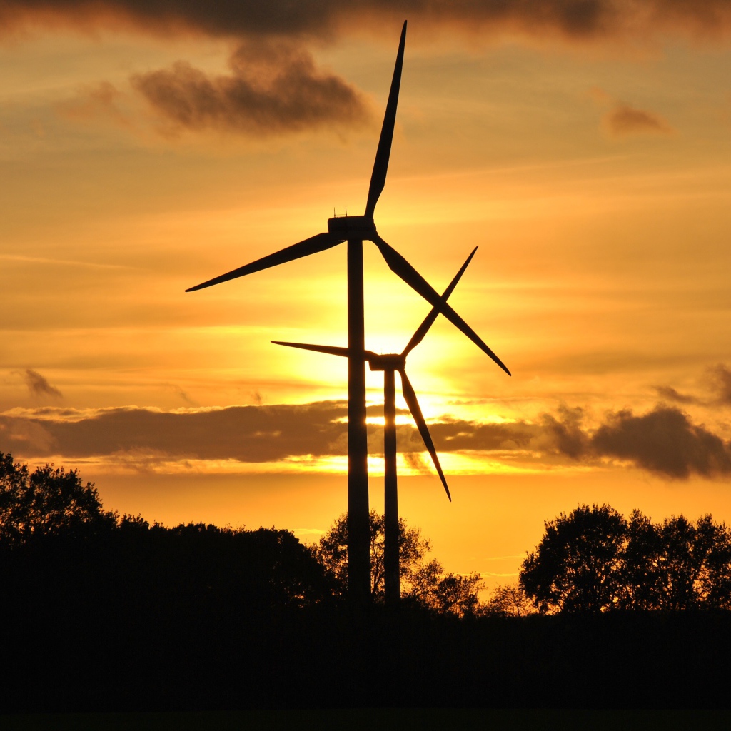 Ветротурбины на фоне неба на закате солнца