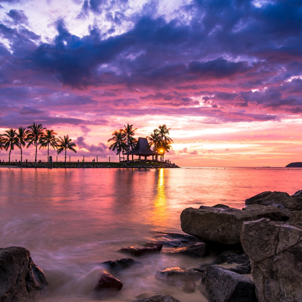 Пляж в камнях под облачным небом  