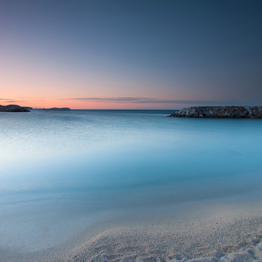 Легкая дымка перед восходом солнца на пляже 