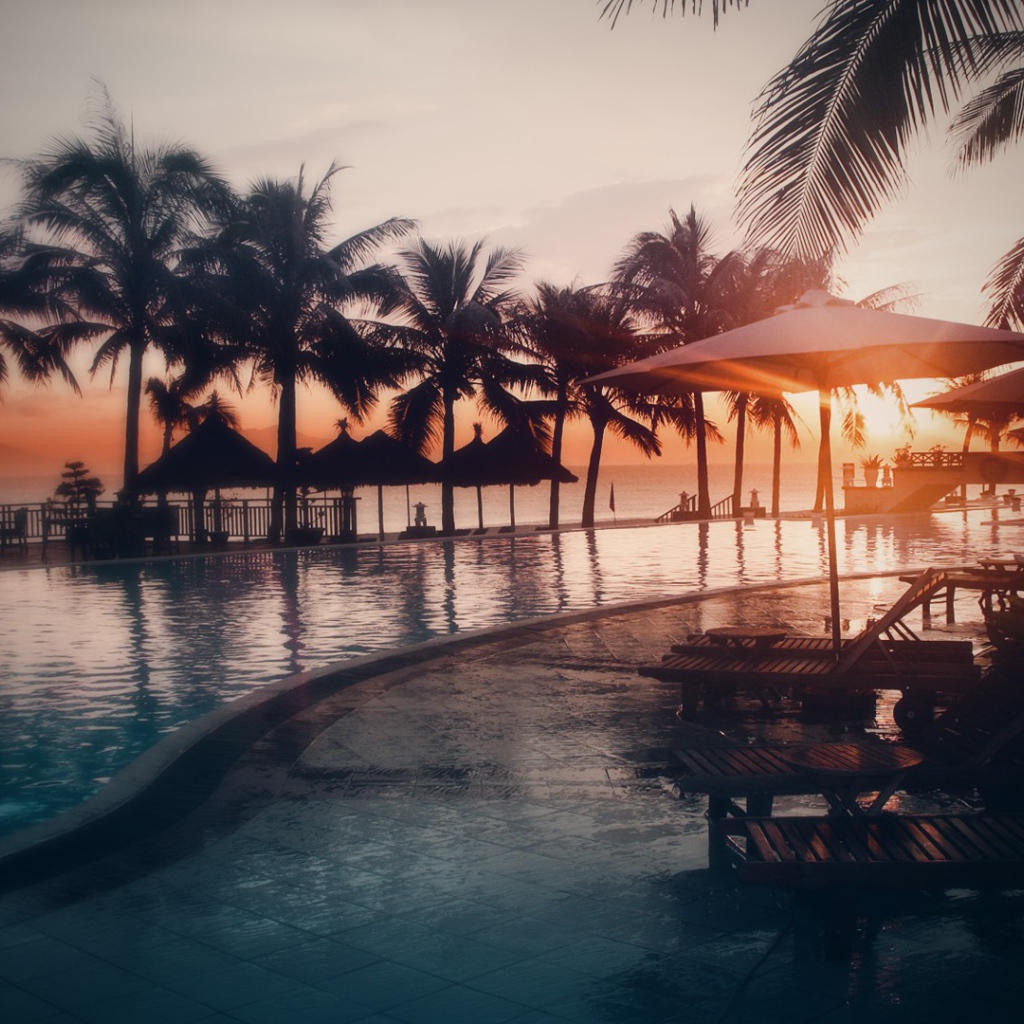 Пальмы у бассейна на пляжном курорте  