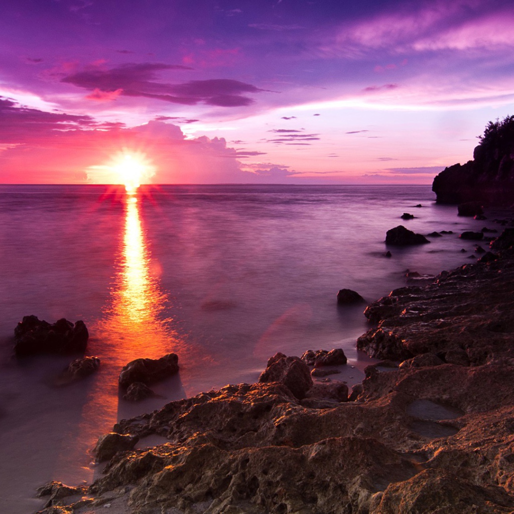 Каменный пляж на закате солнца 