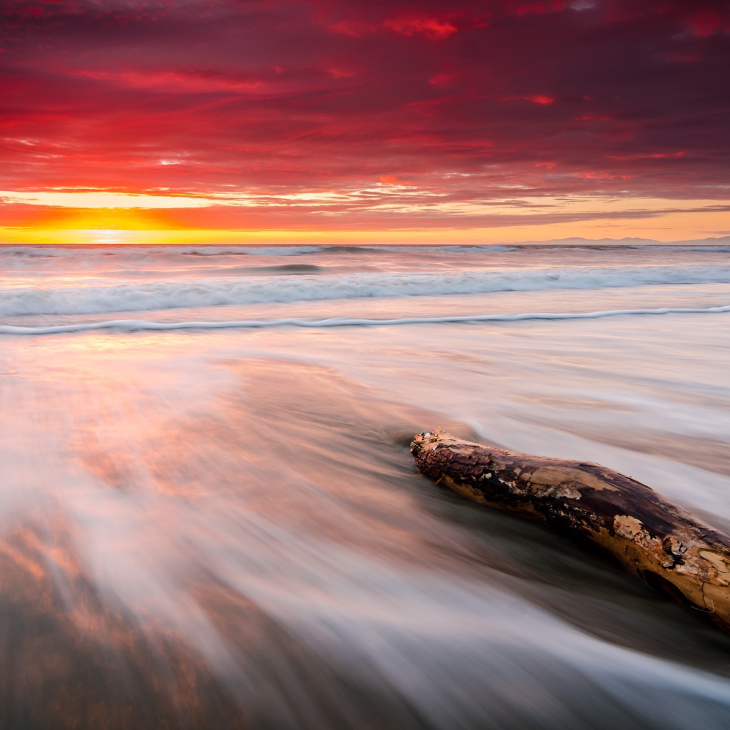 Восход солнца над тихом пляже  