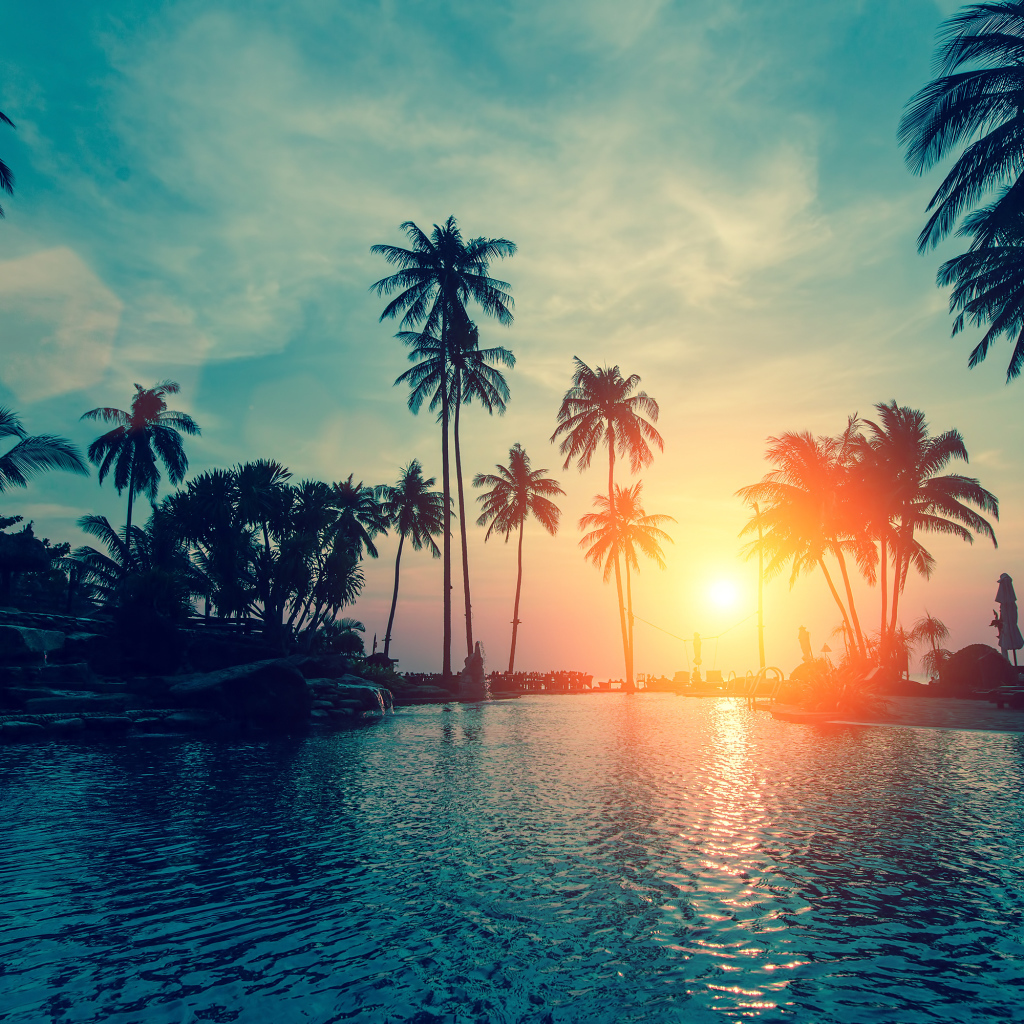 Закат яркого летнего солнца над тропическим пляжем