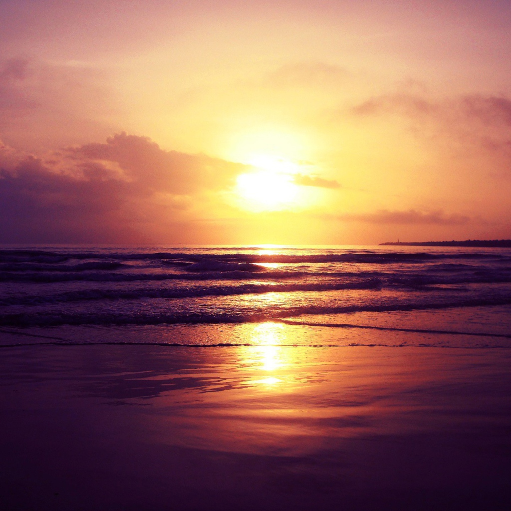 Закат яркого солнца над океаном 