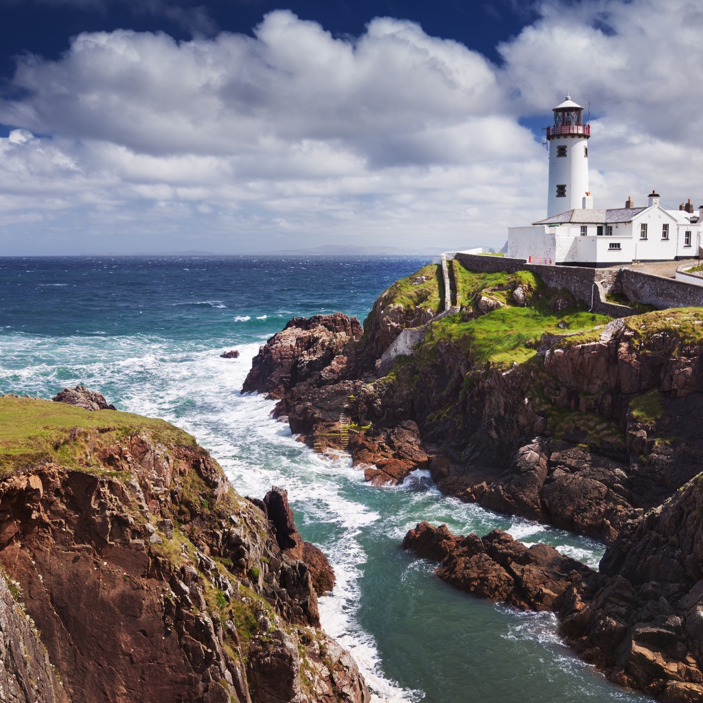 Маяк на скалистом побережье  