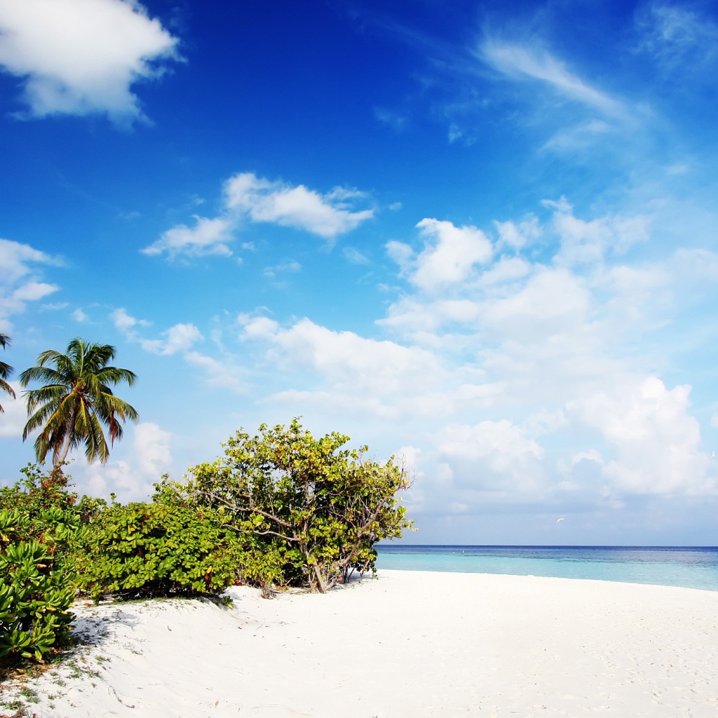 Тропический атолл на фоне голубого неба