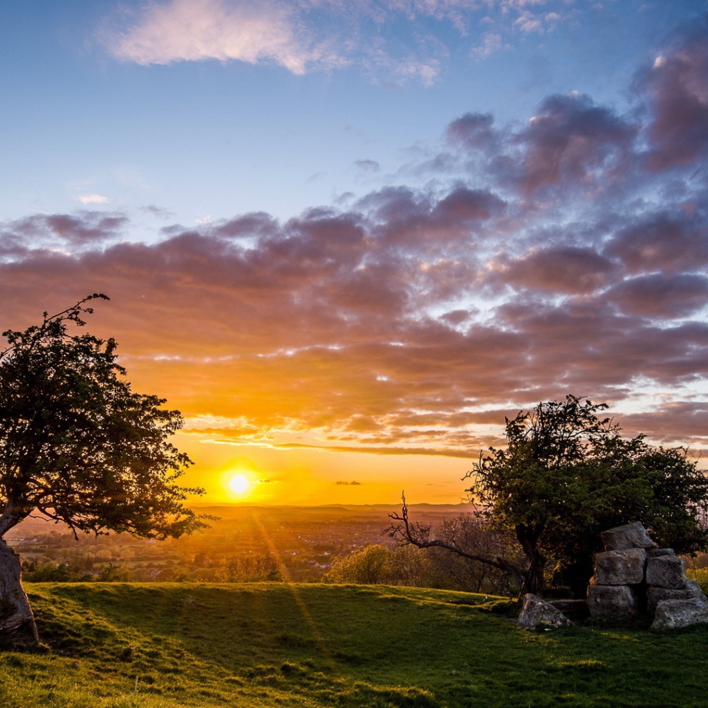 Летний рассвет солнца в облачном небе укрывает землю