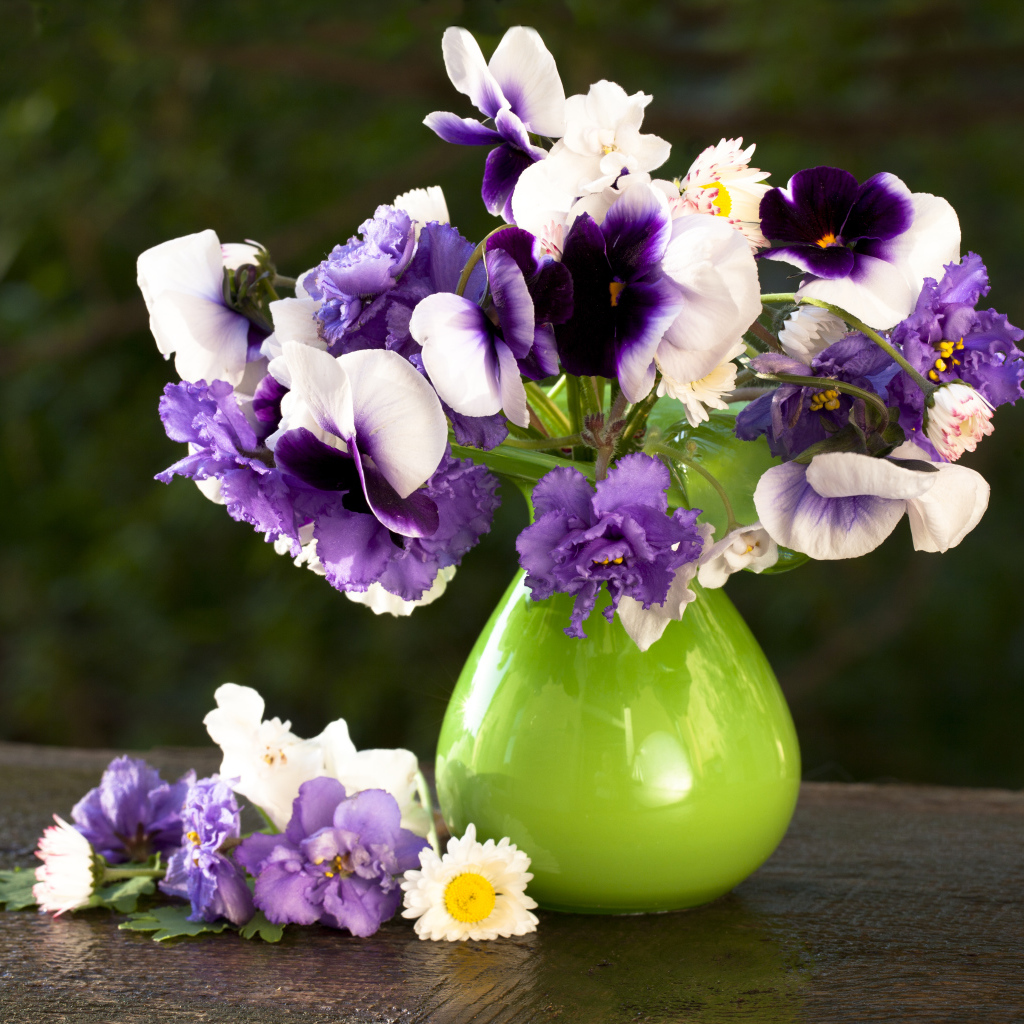 Букет нежных цветов анютины глазки и фиалки в вазе