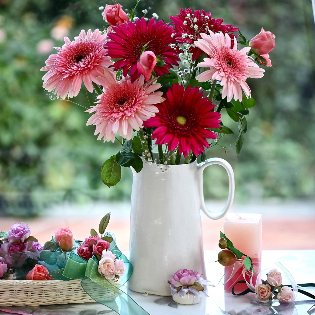 Букет гербер в белой вазе 