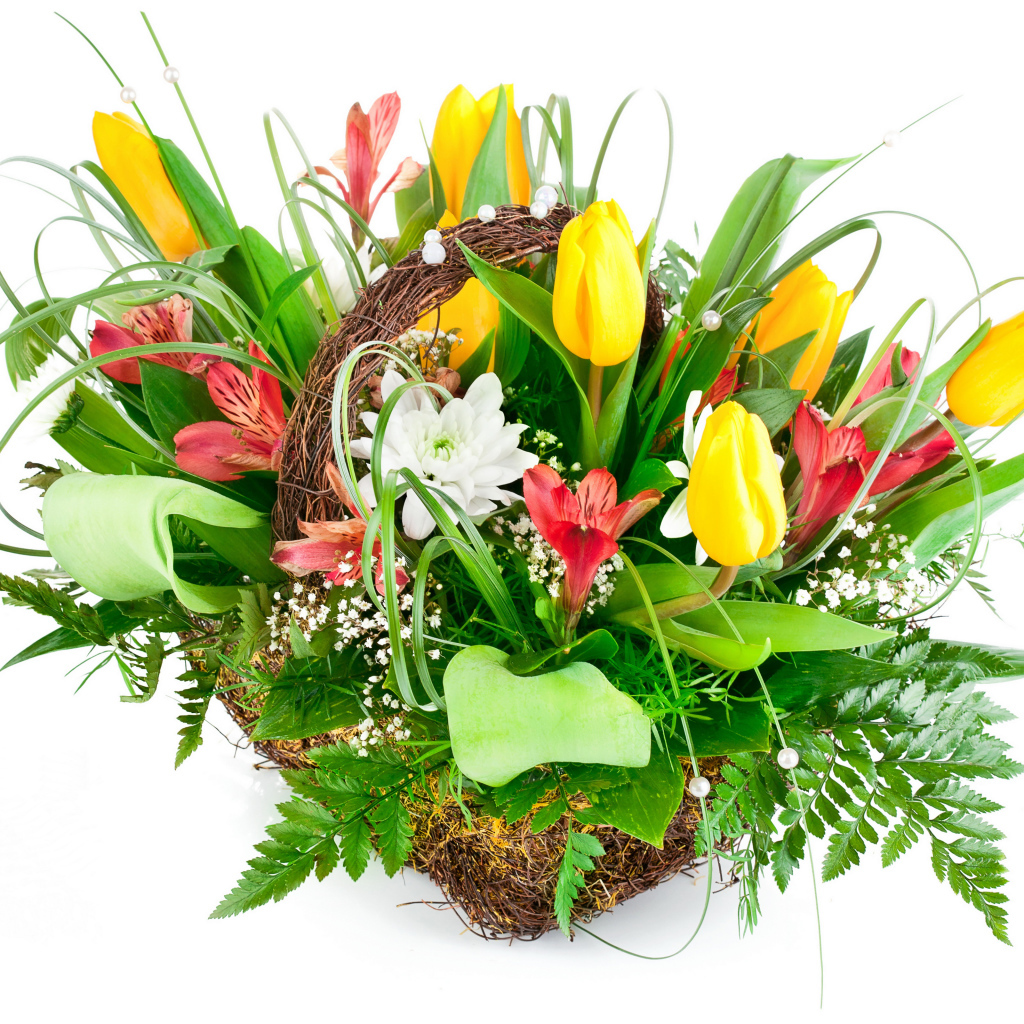 Букет желтых тюльпанов и красивых цветов альстрёмерия на белом фоне