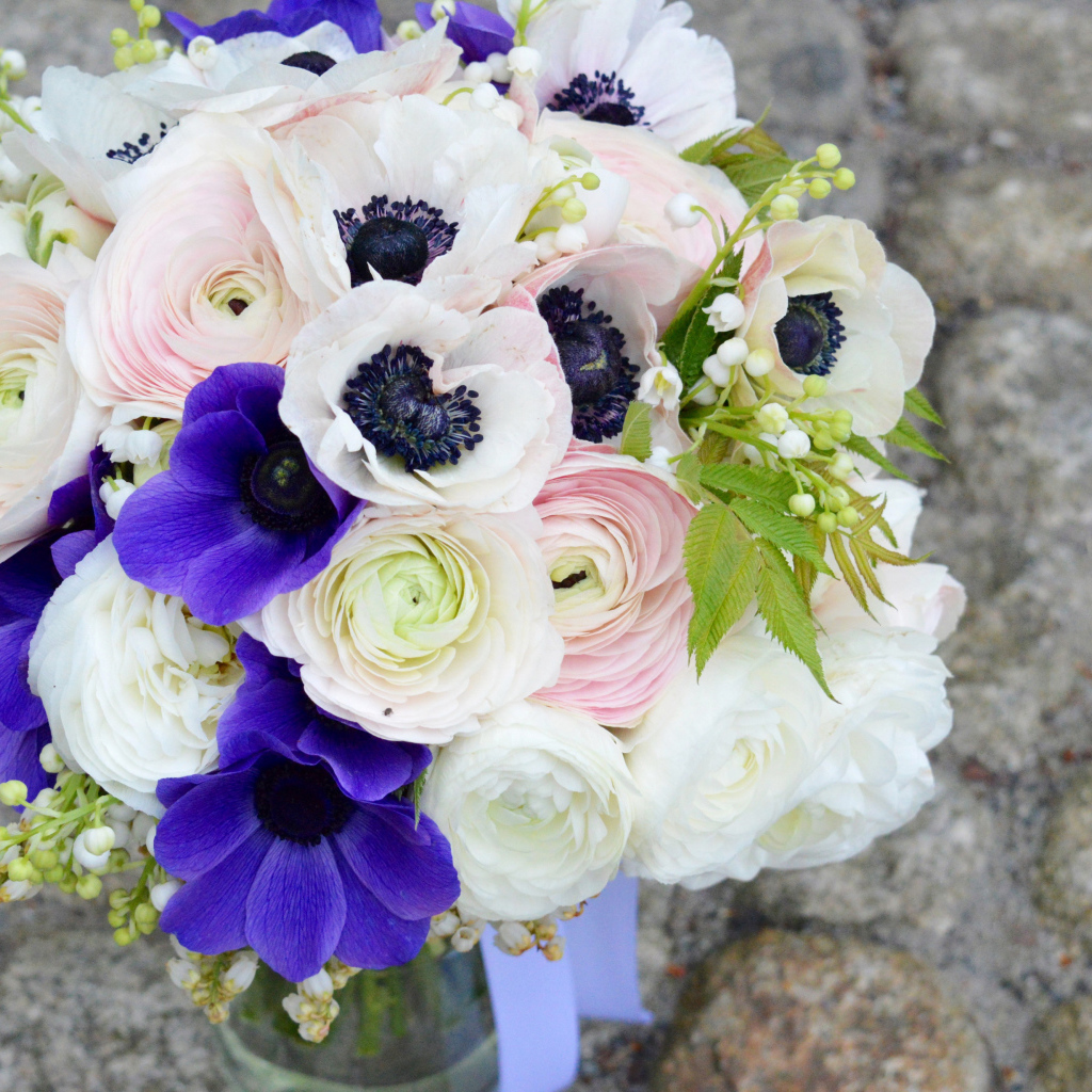 Красивый букет цветы анемоны и лютики