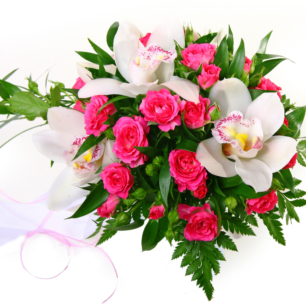 Красивый букет розовых роз с нежными орхидеями на белом фоне