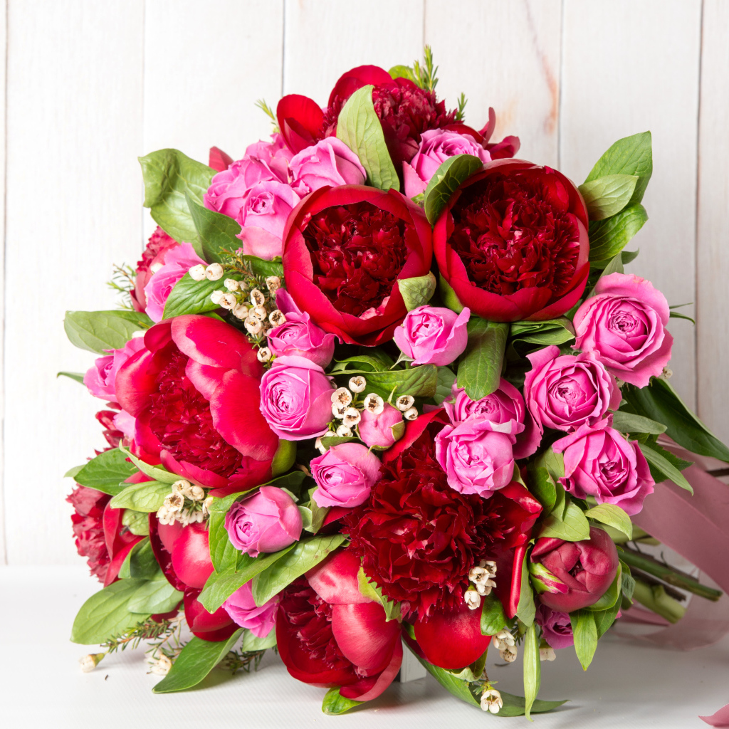 Красивый букет розовых роз с красными тюльпанами