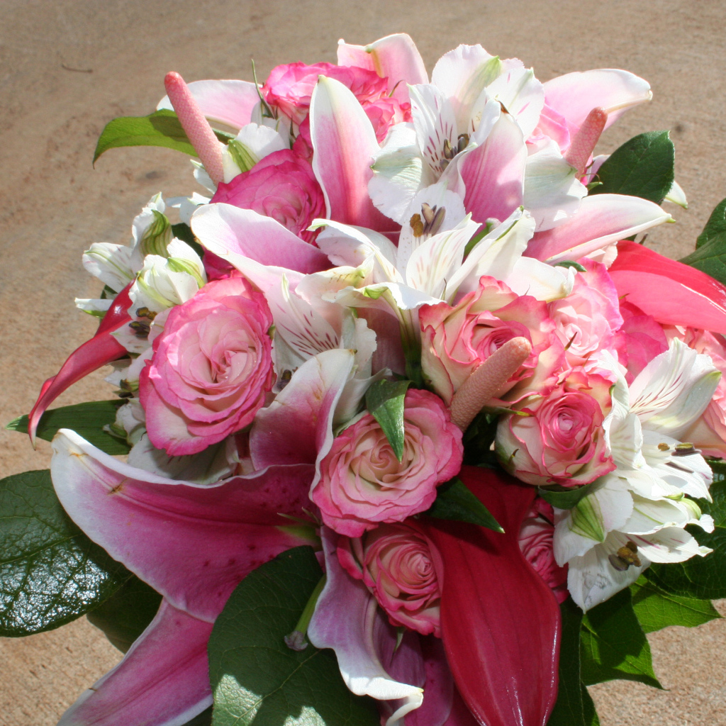 Красивый букет с цветами альстрёмерия, розы и лилии