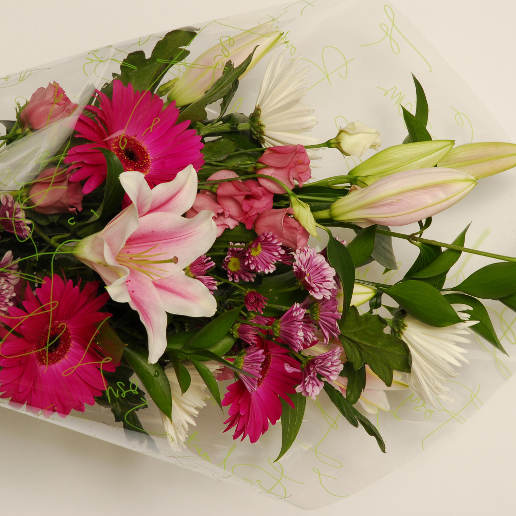 Красивый букет с лилиями, герберами и хризантемами