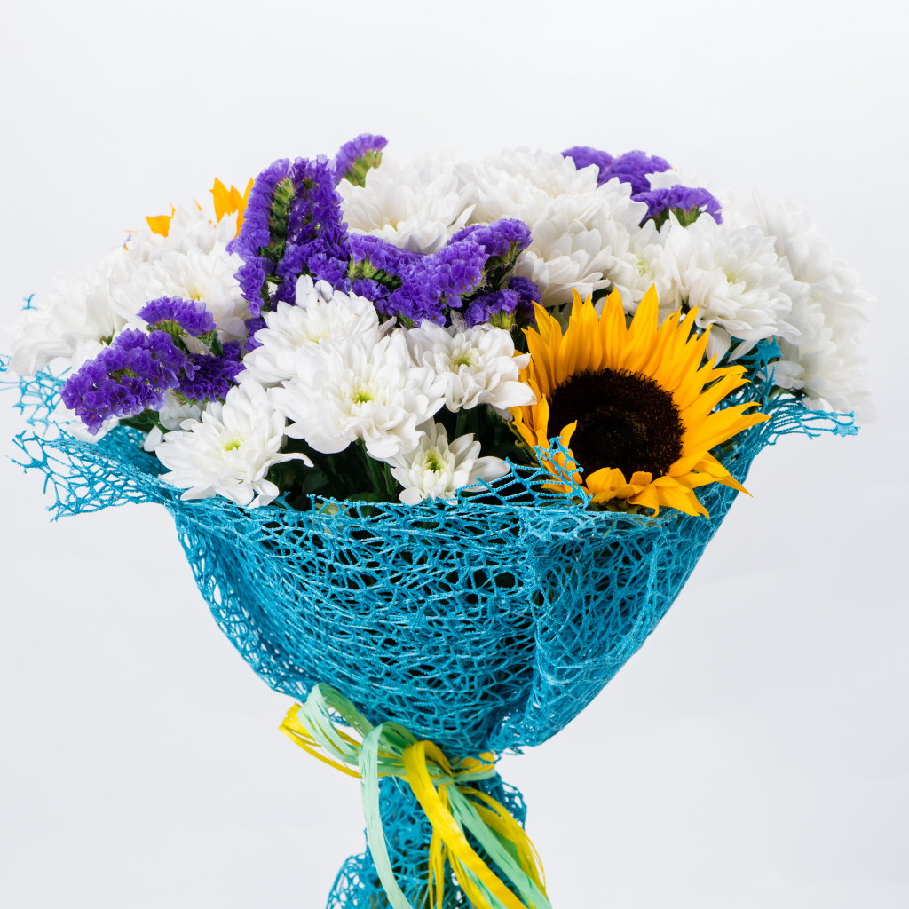 Красивый яркий летний букет цветов на белом фоне